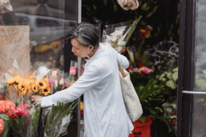 persoon staand voor bloemen