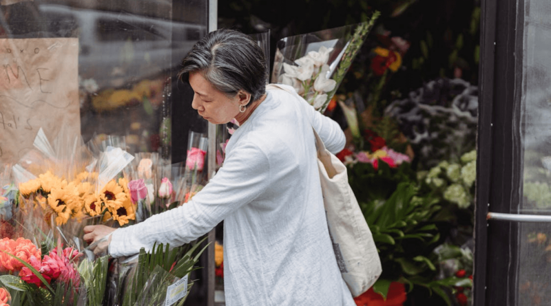 persoon staand voor bloemen